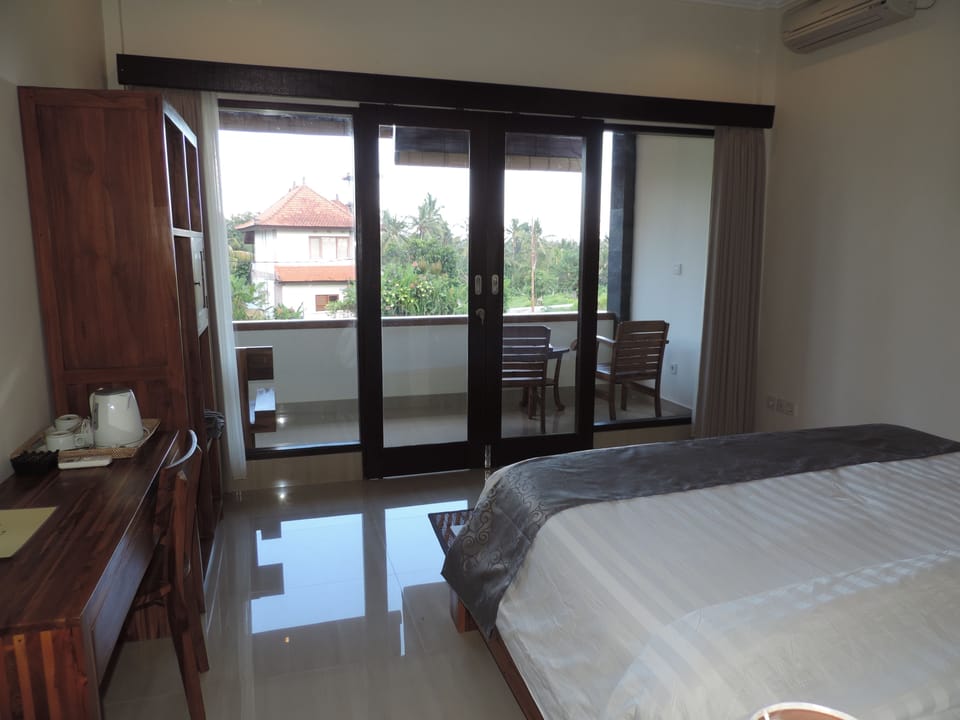 Deluxe Room | Minibar, in-room safe, desk, rollaway beds