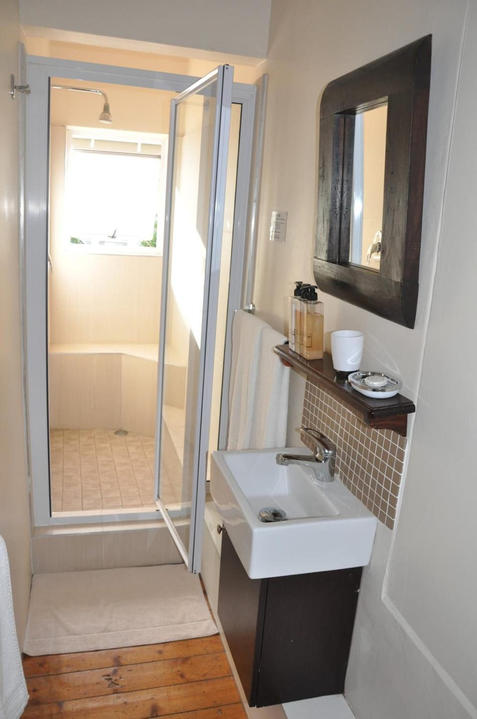 Shower, free toiletries, towels