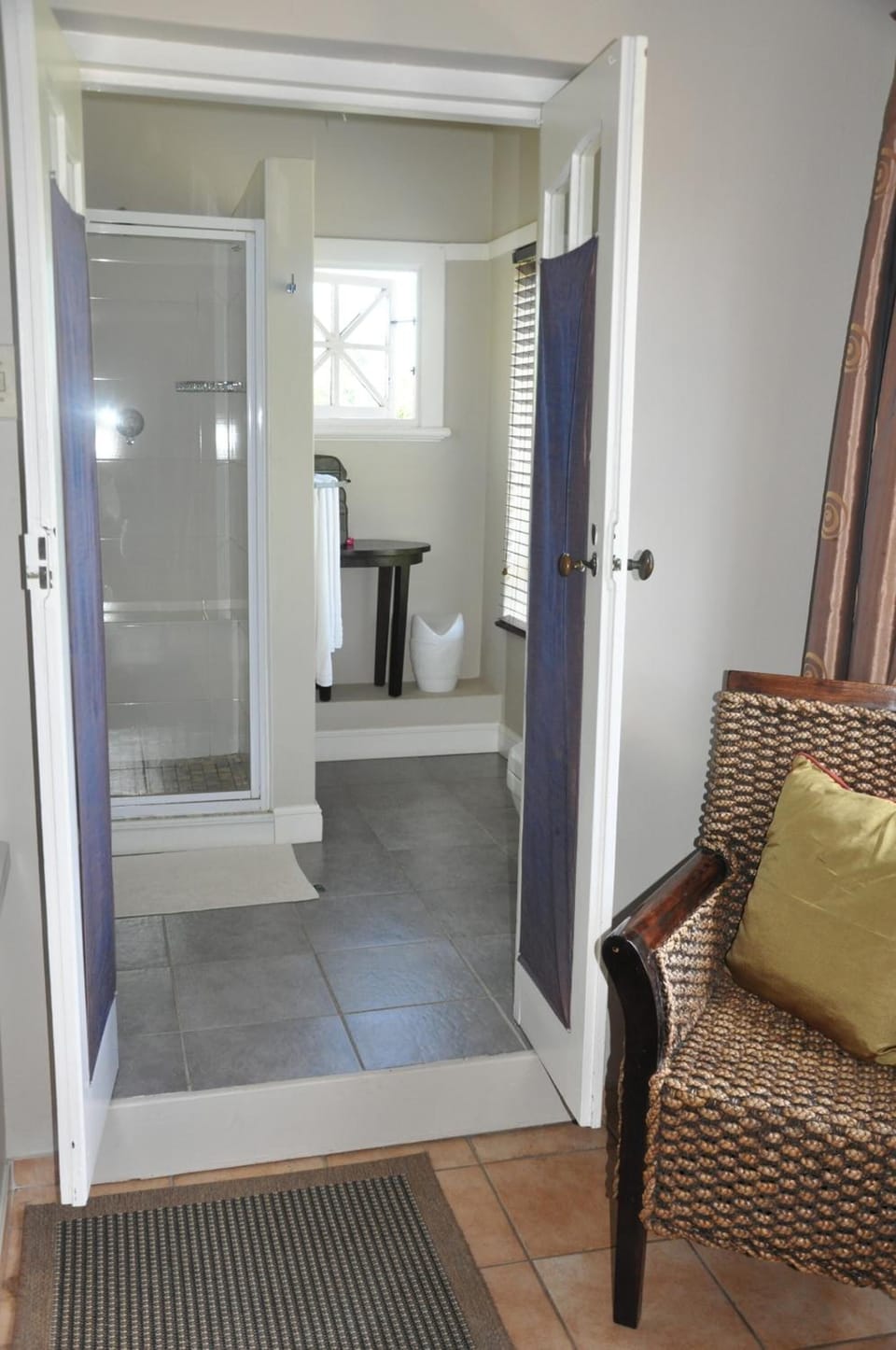 Shower, free toiletries, towels