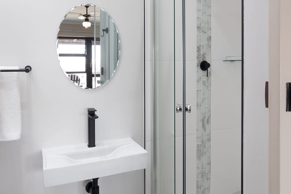 Deluxe Room, Balcony, Partial Sea View | Bathroom