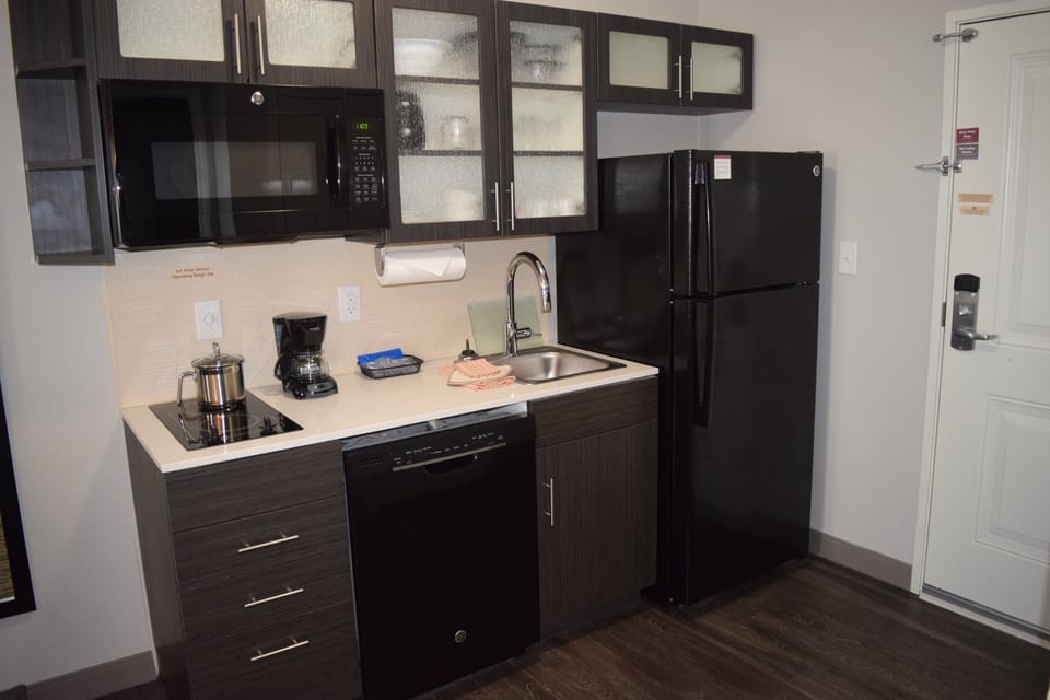 Coffee/tea maker, fridge, microwave, stovetop