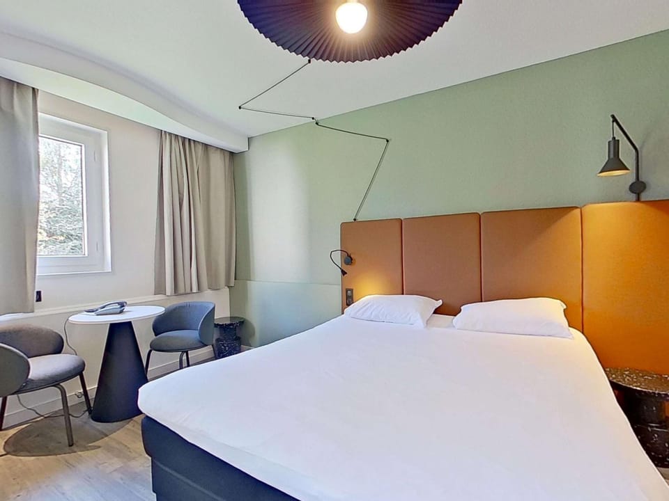 Premium bedding, desk, WiFi (free), alarm clocks