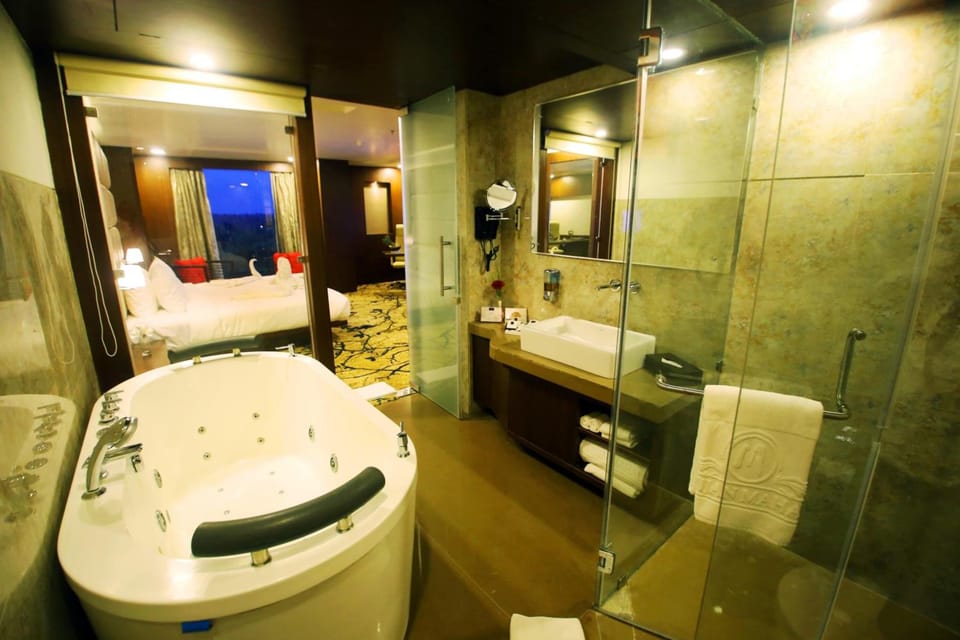 Shower, free toiletries, towels