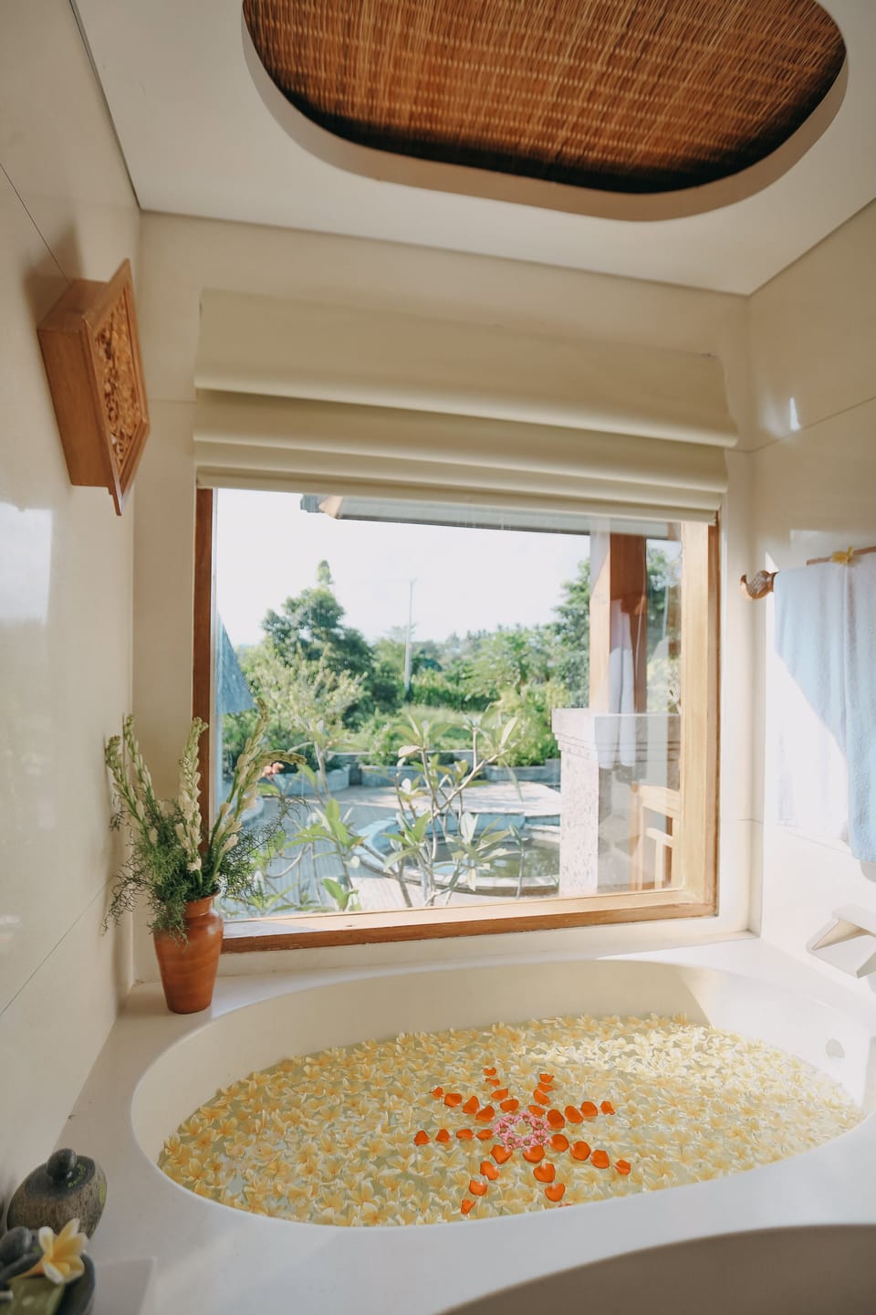 Luxury Suite Room with Daily Afternoon Tea | Bathroom | Free toiletries, hair dryer, bathrobes, slippers