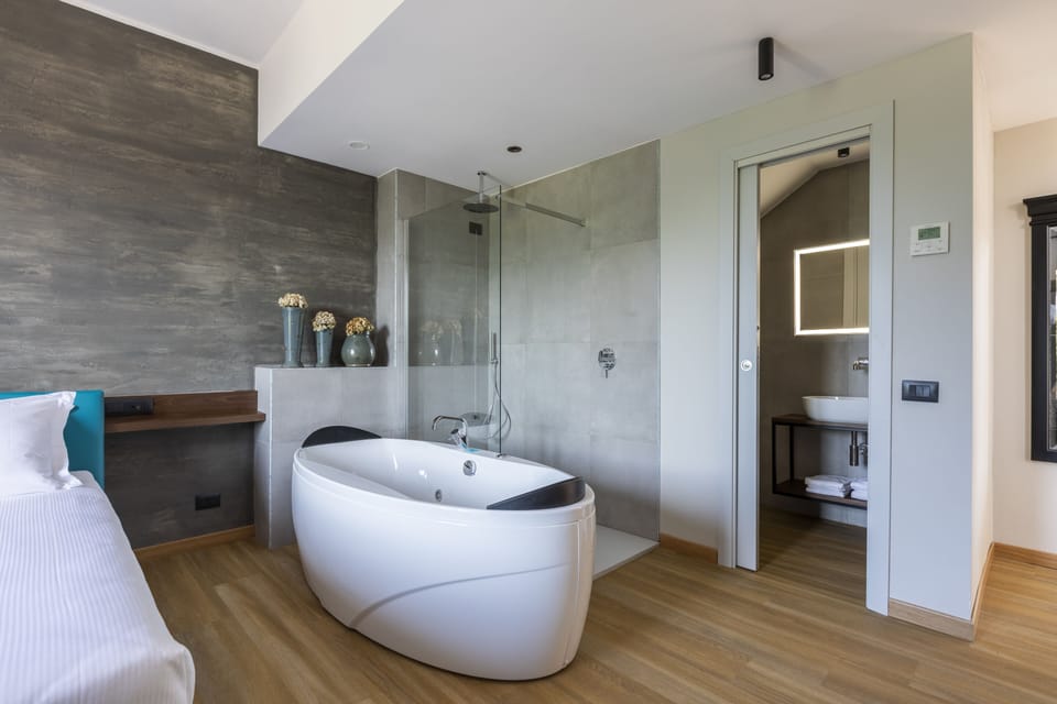 Deluxe Room | Minibar, soundproofing, free WiFi