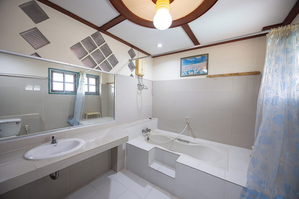 Signature Suite | Bathroom | Shower, rainfall showerhead, towels