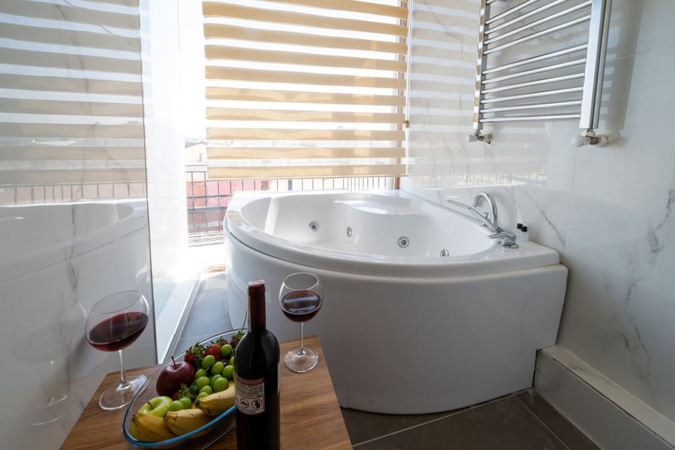 King Suite | Bathroom | Shower, free toiletries, hair dryer, slippers