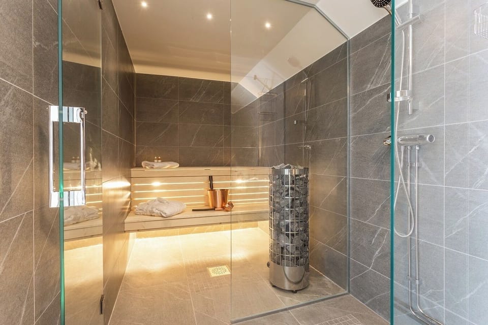 City Condo | Bathroom | Shower, free toiletries, hair dryer, bathrobes