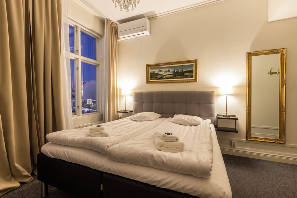 Double Room, Private Bathroom | Individually decorated, laptop workspace, iron/ironing board, free WiFi