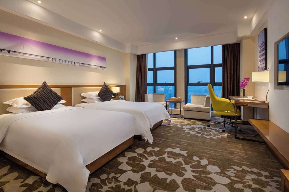 Minibar, in-room safe, WiFi (free), alarm clocks