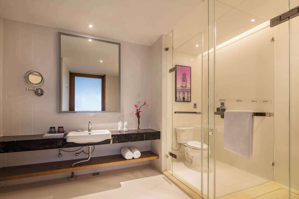 Minibar, in-room safe, WiFi (free), alarm clocks