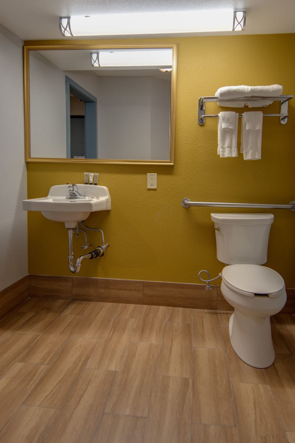 Executive Room, 1 Queen Bed | Bathroom | Free toiletries, hair dryer, towels