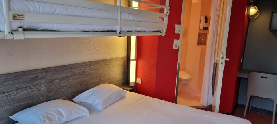 Room, 1 Double Bed | Desk, soundproofing, iron/ironing board, free WiFi