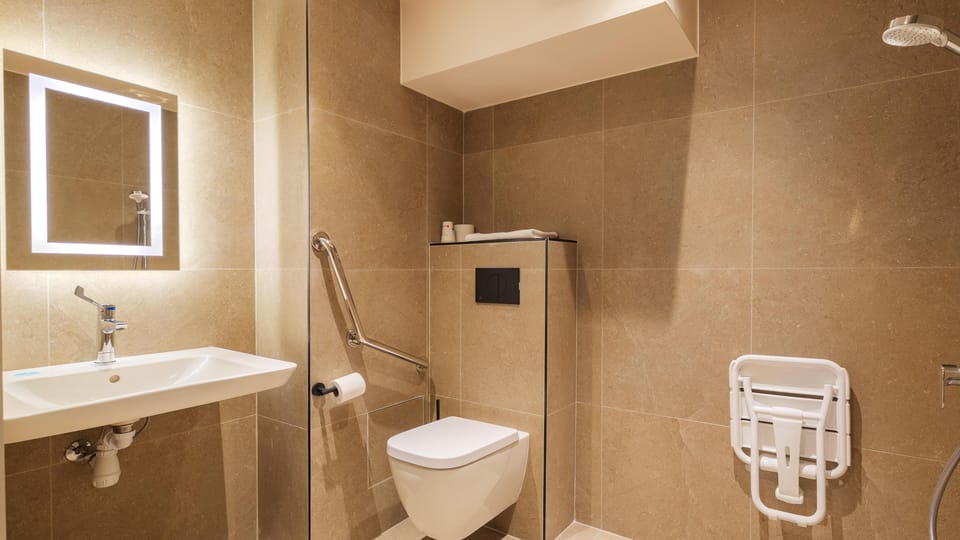 Standard Room, 1 Queen Bed | Accessible bathroom