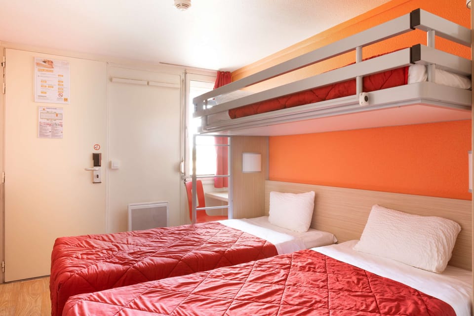 Standard Room, 3 Twin Beds | Desk, blackout drapes, WiFi (free), bed sheets