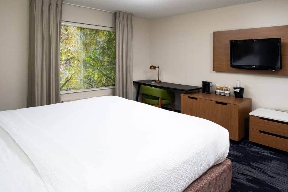 Egyptian cotton sheets, premium bedding, in-room safe, desk