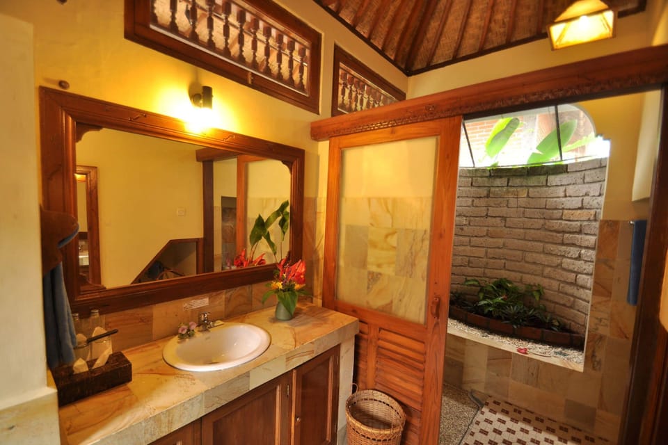 Lumbung Heritage | Bathroom | Shower, rainfall showerhead, free toiletries, hair dryer
