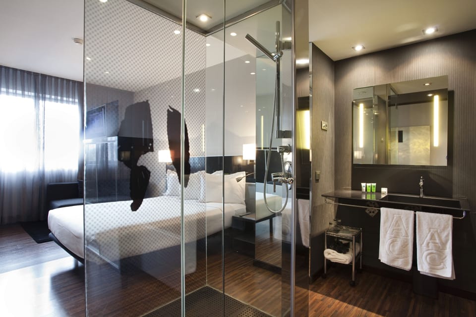 Standard Room, 1 Queen Bed | In-room safe, desk, free cribs/infant beds, rollaway beds