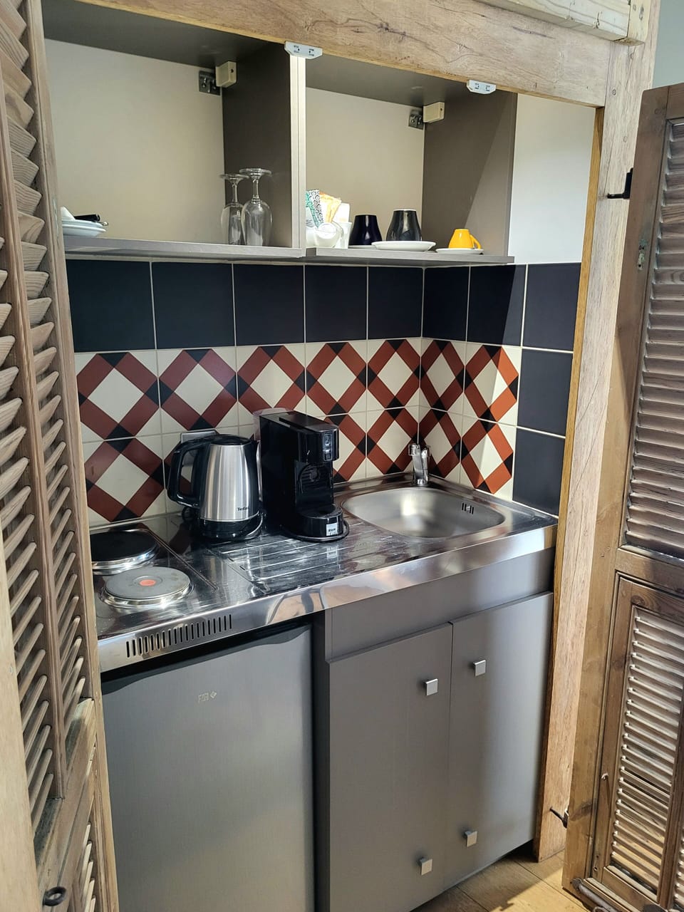 Signature Double Room, Kitchenette, City View | Private kitchen | Mini-fridge, espresso maker, coffee/tea maker, electric kettle