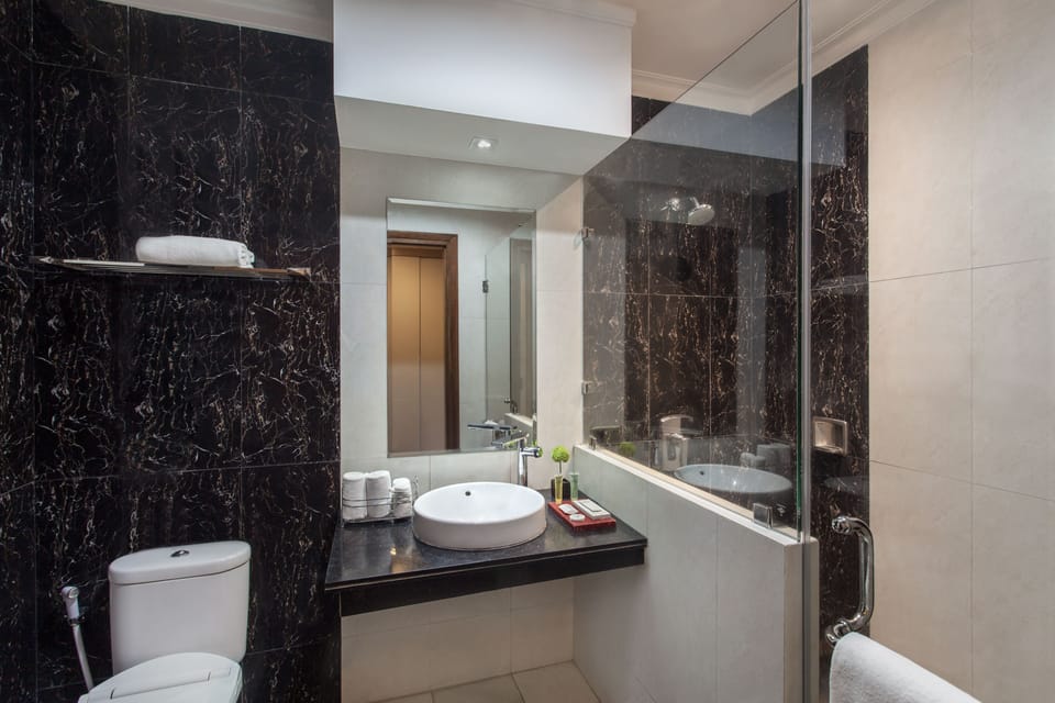 Deluxe Room | Bathroom | Shower, free toiletries, slippers, towels