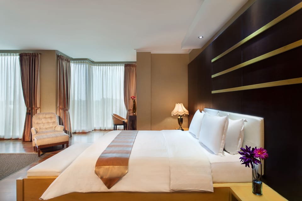 Suite | Minibar, in-room safe, desk, blackout drapes