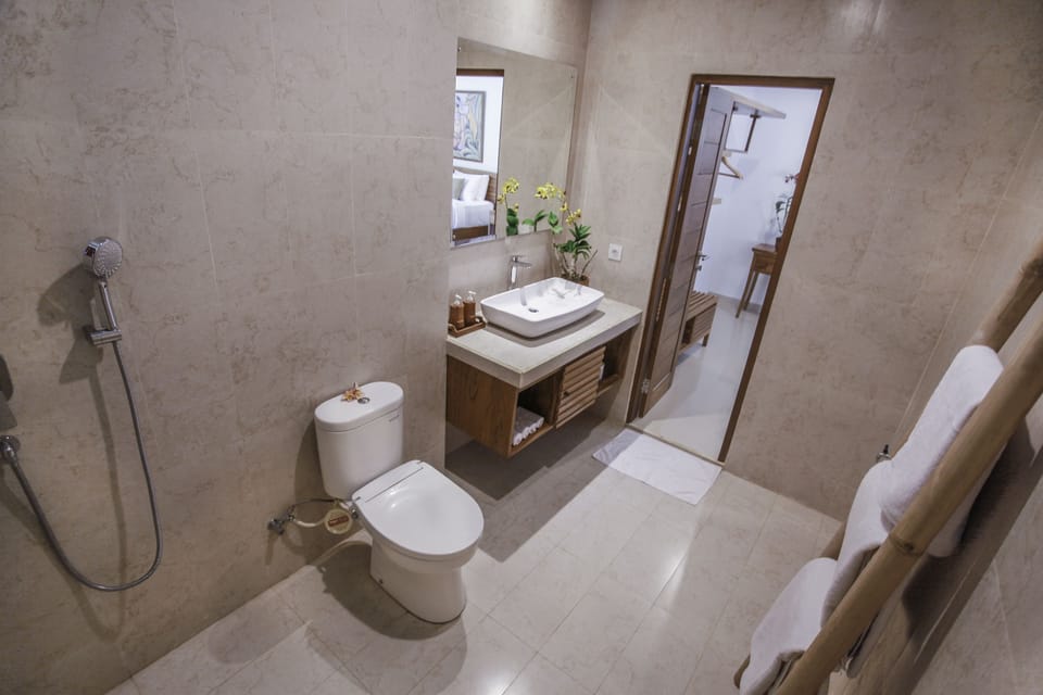 Superior Room | Bathroom | Shower, free toiletries, slippers, towels