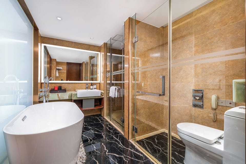 Executive Studio Suite, 1 Queen Bed | Bathroom | Shower, rainfall showerhead, free toiletries, hair dryer