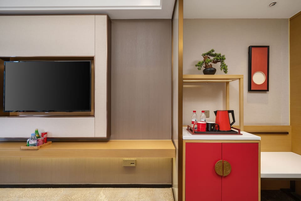 Signature Double Room | Down comforters, free minibar, desk, blackout drapes