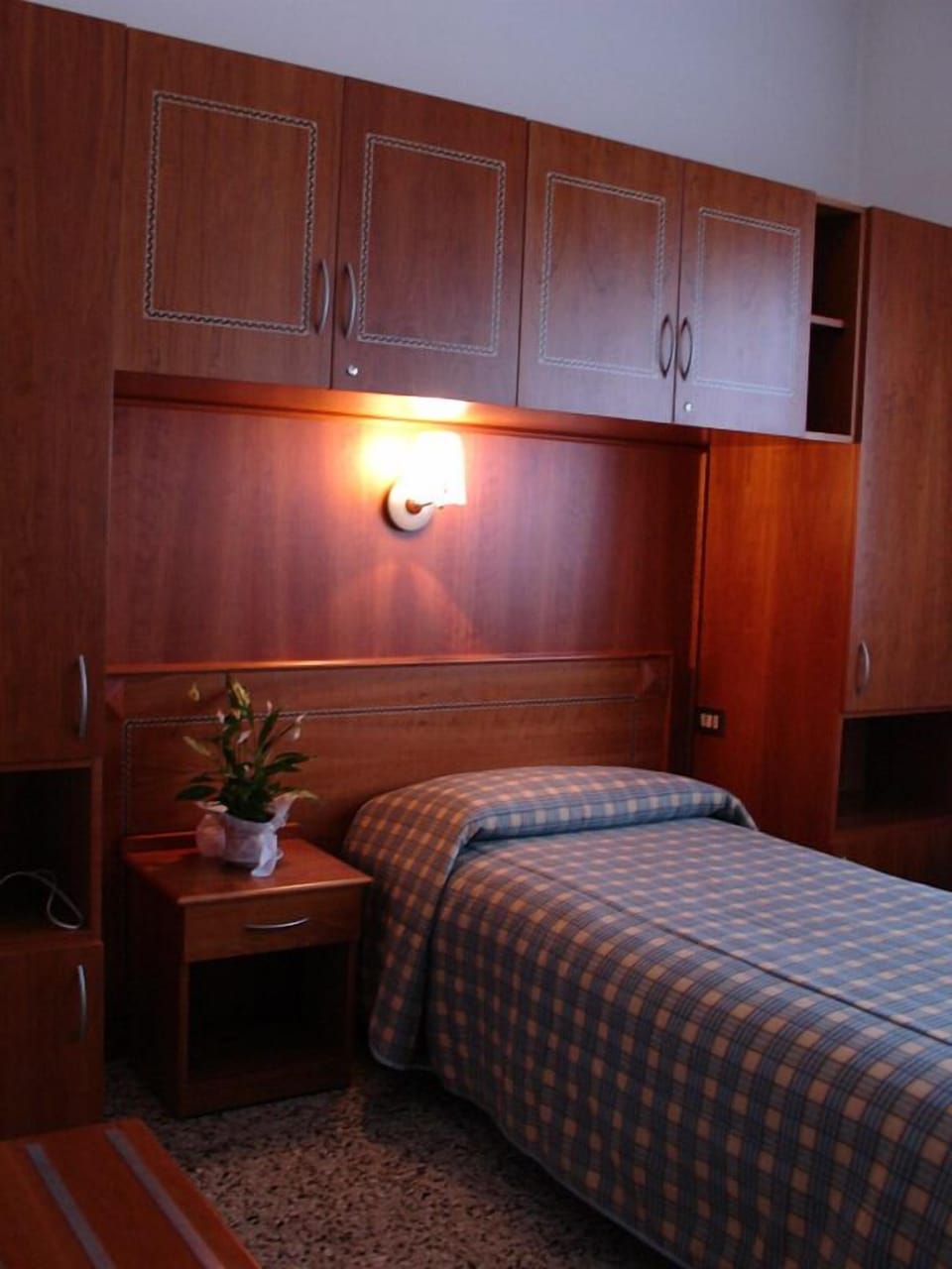 Single Room | In-room safe, desk, free WiFi