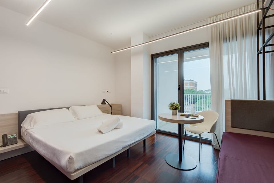 Desk, soundproofing, free WiFi, bed sheets