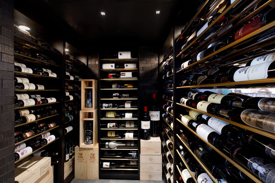 2 restaurants, breakfast, lunch, dinner served; American cuisine