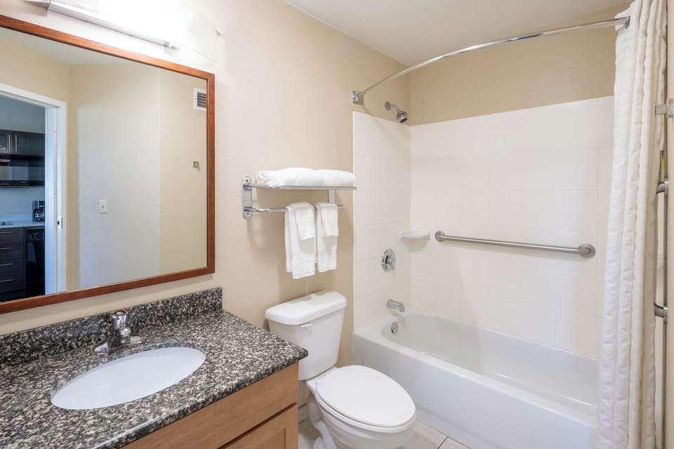 Studio Suite, 1 King Bed | Bathroom | Free toiletries, hair dryer, towels