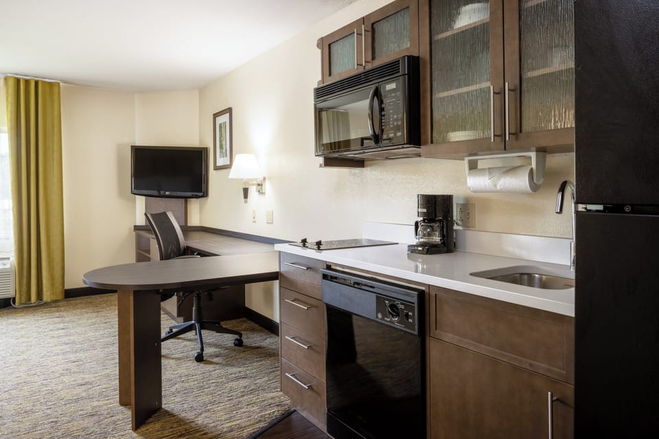 Studio Suite, 1 Queen Bed | Pillowtop beds, desk, blackout drapes, iron/ironing board
