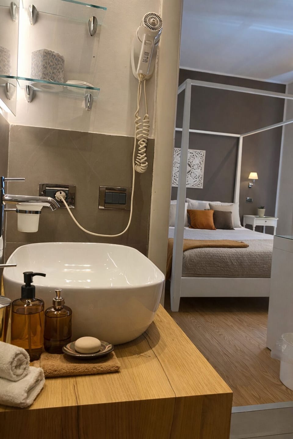Superior Double Room, 1 Double Bed (Private Bathroom) | Bathroom | Shower, free toiletries, hair dryer, bidet