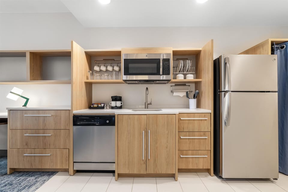 Coffee/tea maker, full-size fridge, microwave, dishwasher