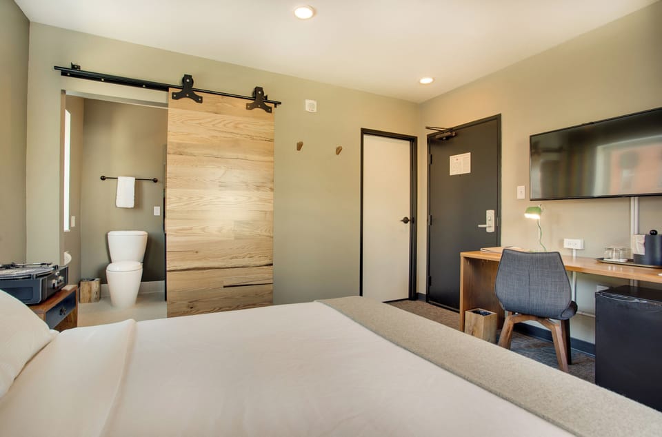 Main House Queen Studio | Individually decorated, desk, laptop workspace, iron/ironing board