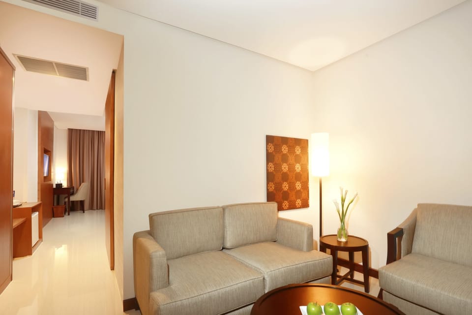Junior Double or Twin Room | Minibar, in-room safe, desk, soundproofing