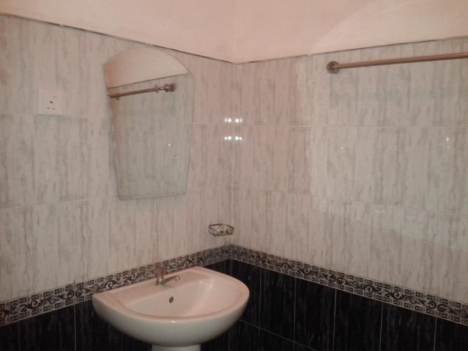 Basic Double Room, 1 Double Bed, Private Bathroom | Bathroom sink