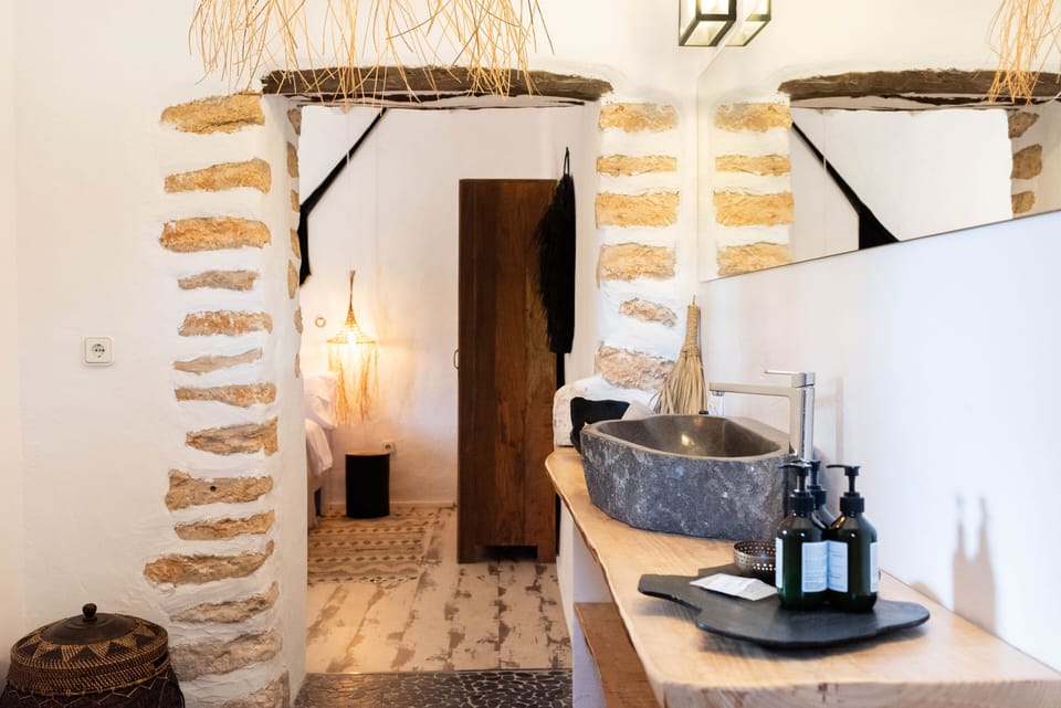 Casita Suite | Bathroom | Shower, free toiletries, towels