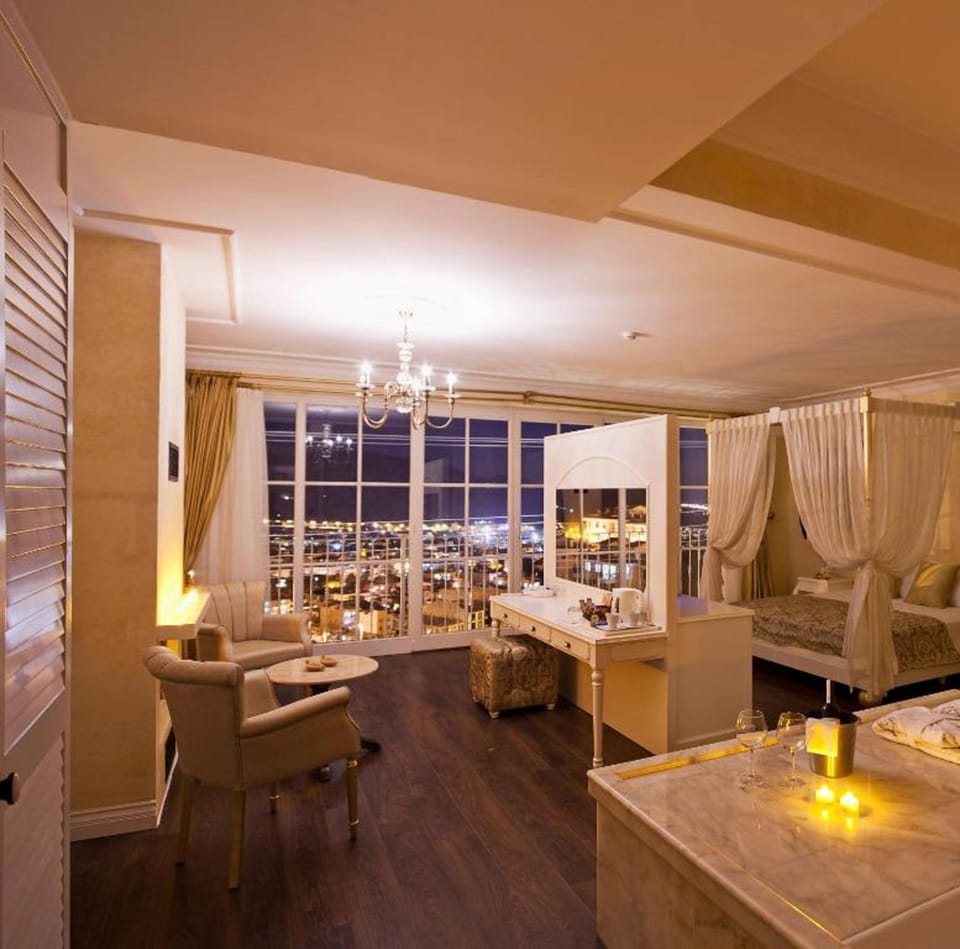 Deluxe Suite | Minibar, in-room safe, desk, soundproofing