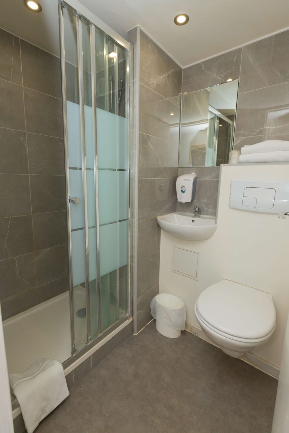 Standard Room, 1 Double Bed | Bathroom | Eco-friendly toiletries, towels