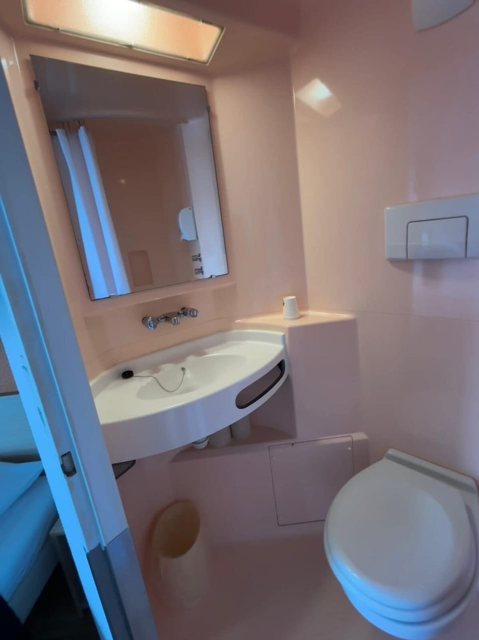 Triple Room | Bathroom | Eco-friendly toiletries, towels