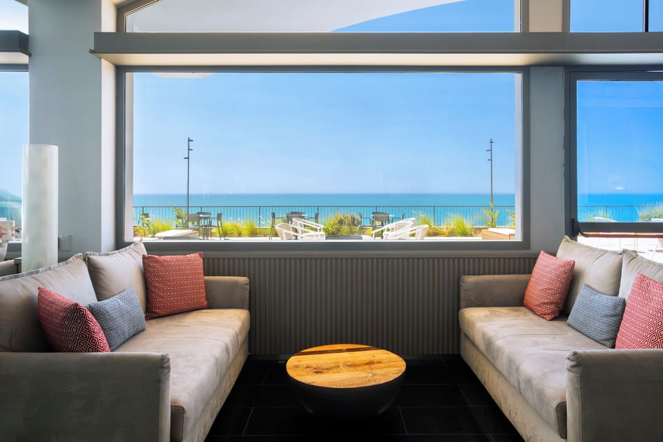 3 bars/lounges, beach bar