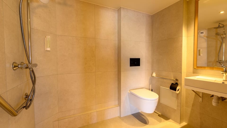 Standard Room, 1 Queen Bed | Bathroom | Shower, eco-friendly toiletries, towels