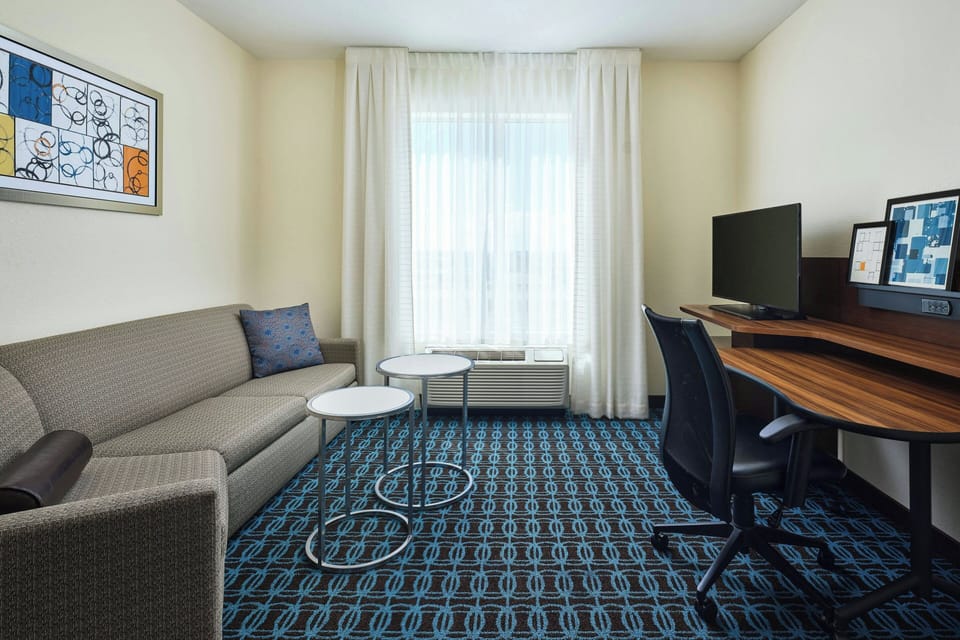 Studio, 1 King Bed with Sofa bed | Desk, laptop workspace, blackout drapes, iron/ironing board