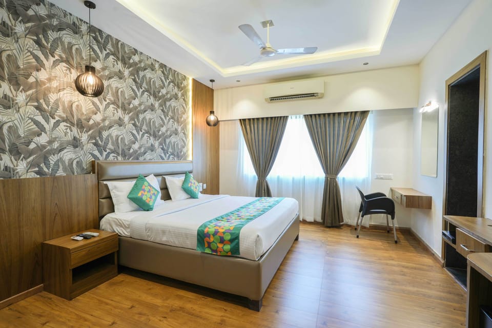 Deluxe Room | Desk, iron/ironing board, free WiFi