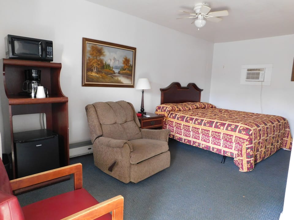 Single Room, 1 Queen Bed, Smoking, Refrigerator & Microwave | Free WiFi, bed sheets