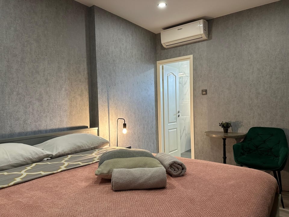 Classic Double Room | Minibar, desk, WiFi (free)