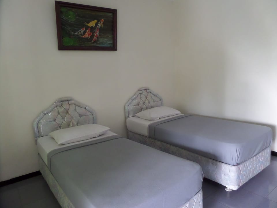 Standard Twin Room | Desk