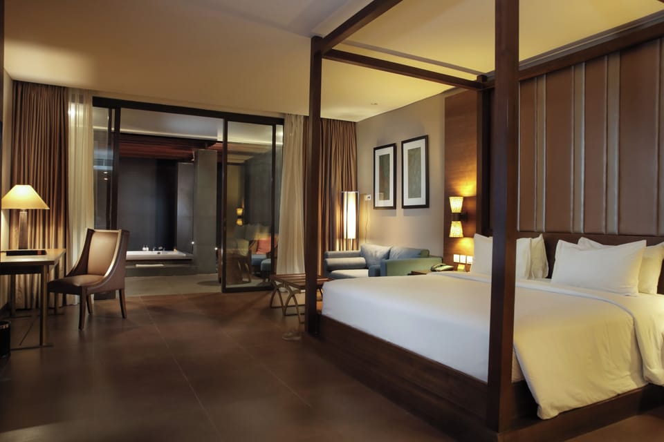 Honeymoon Suite | Minibar, in-room safe, desk, blackout drapes